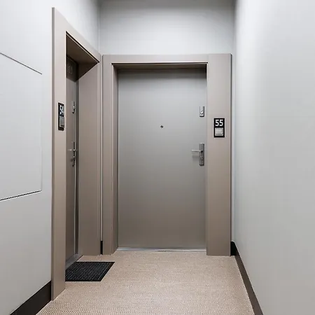 Okecie Lotnisko Lirowa 24 Serviced P&o Varşova